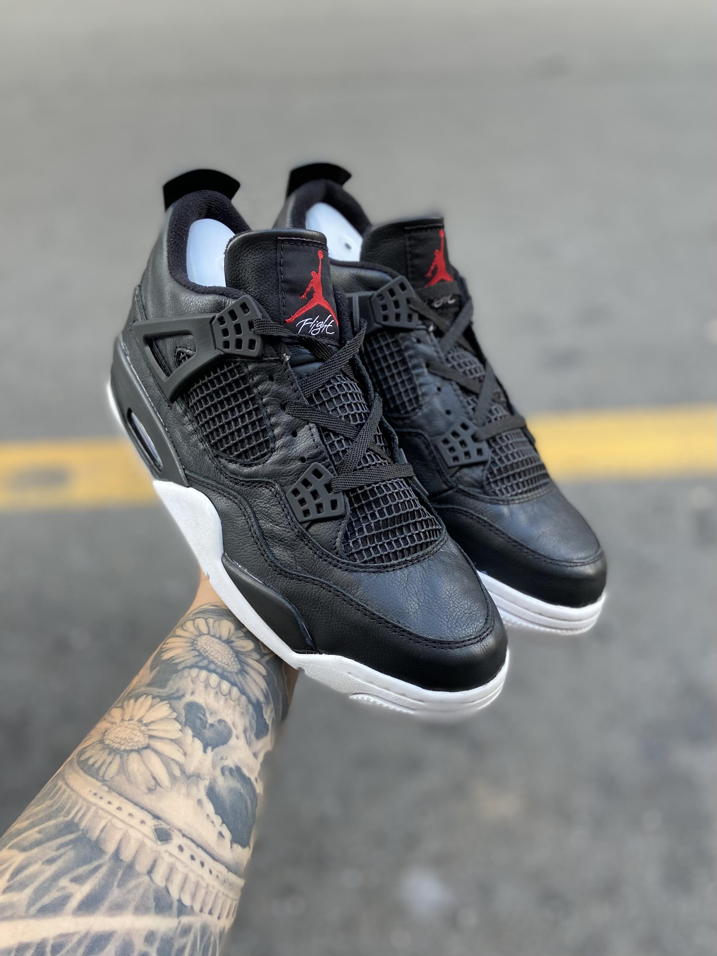 Air Jordan 4 - Black Cat