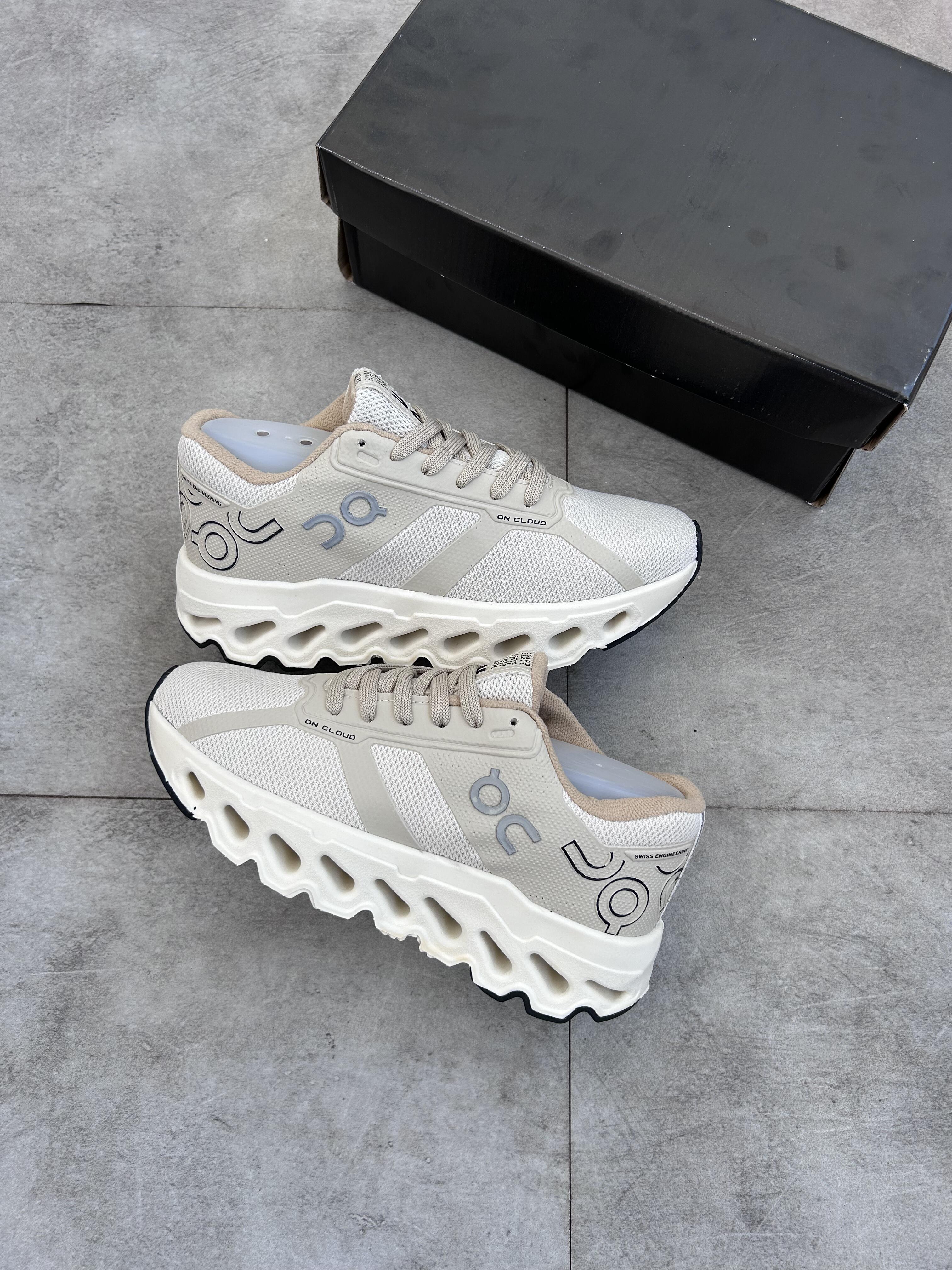 On Running Cloudmonster - Undyed/White