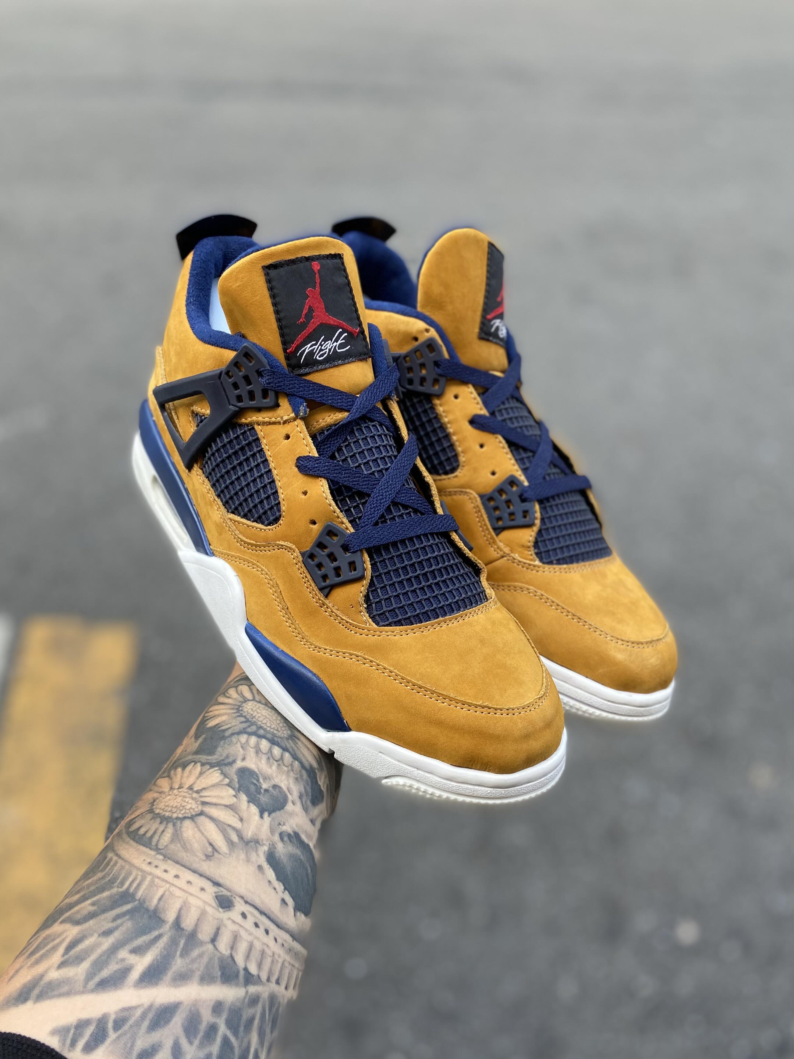 Air Jordan 4 - Lightning