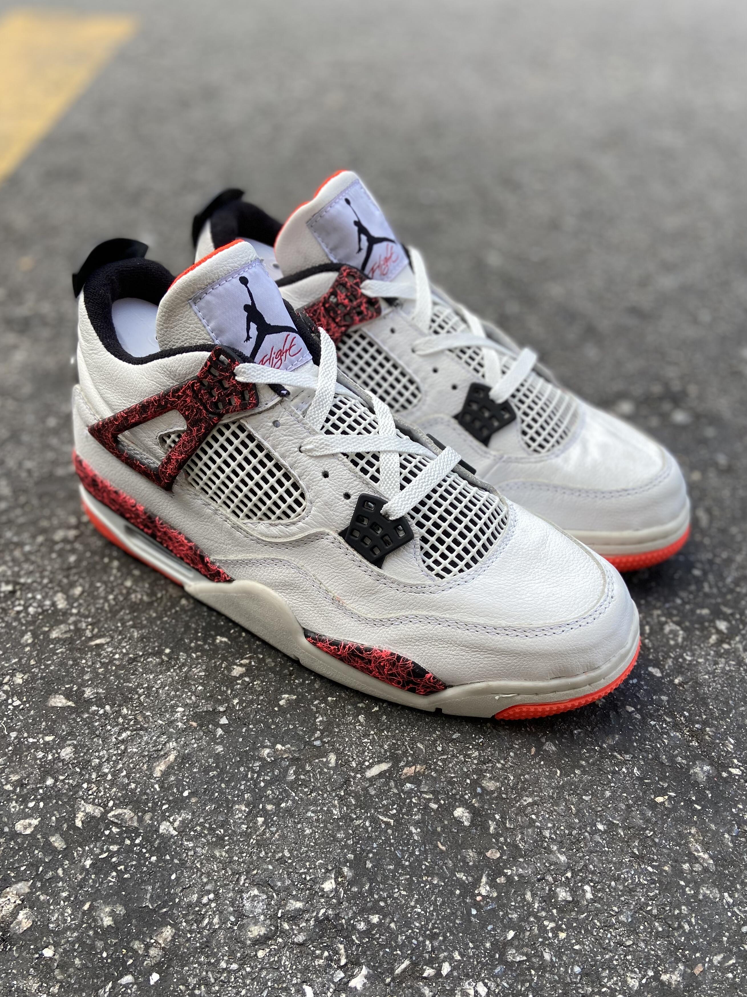 Air Jordan 4 - Red Cement