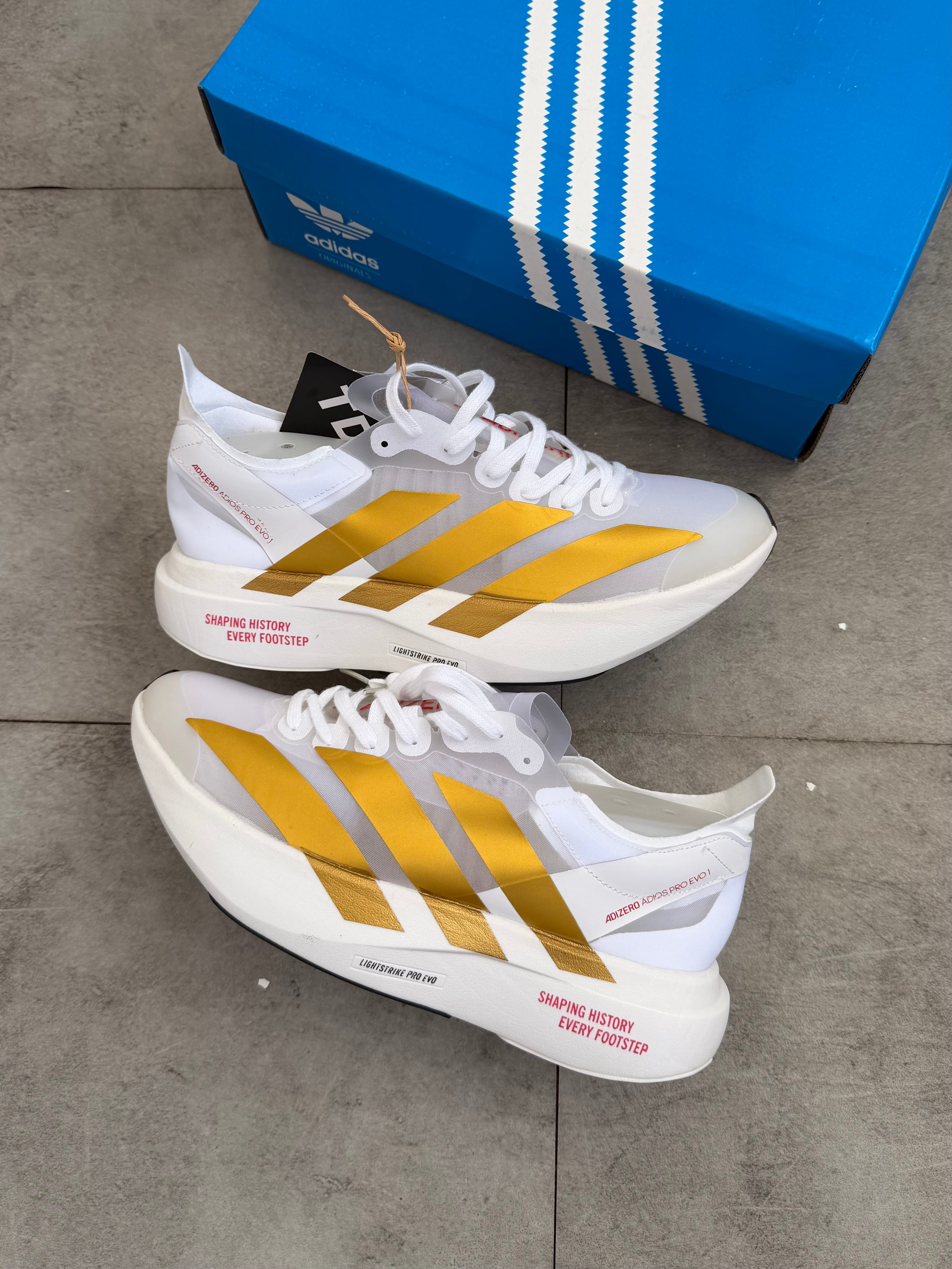 Adidas Adizero Adios Pro 4 – Cloud White / Gold Metallic