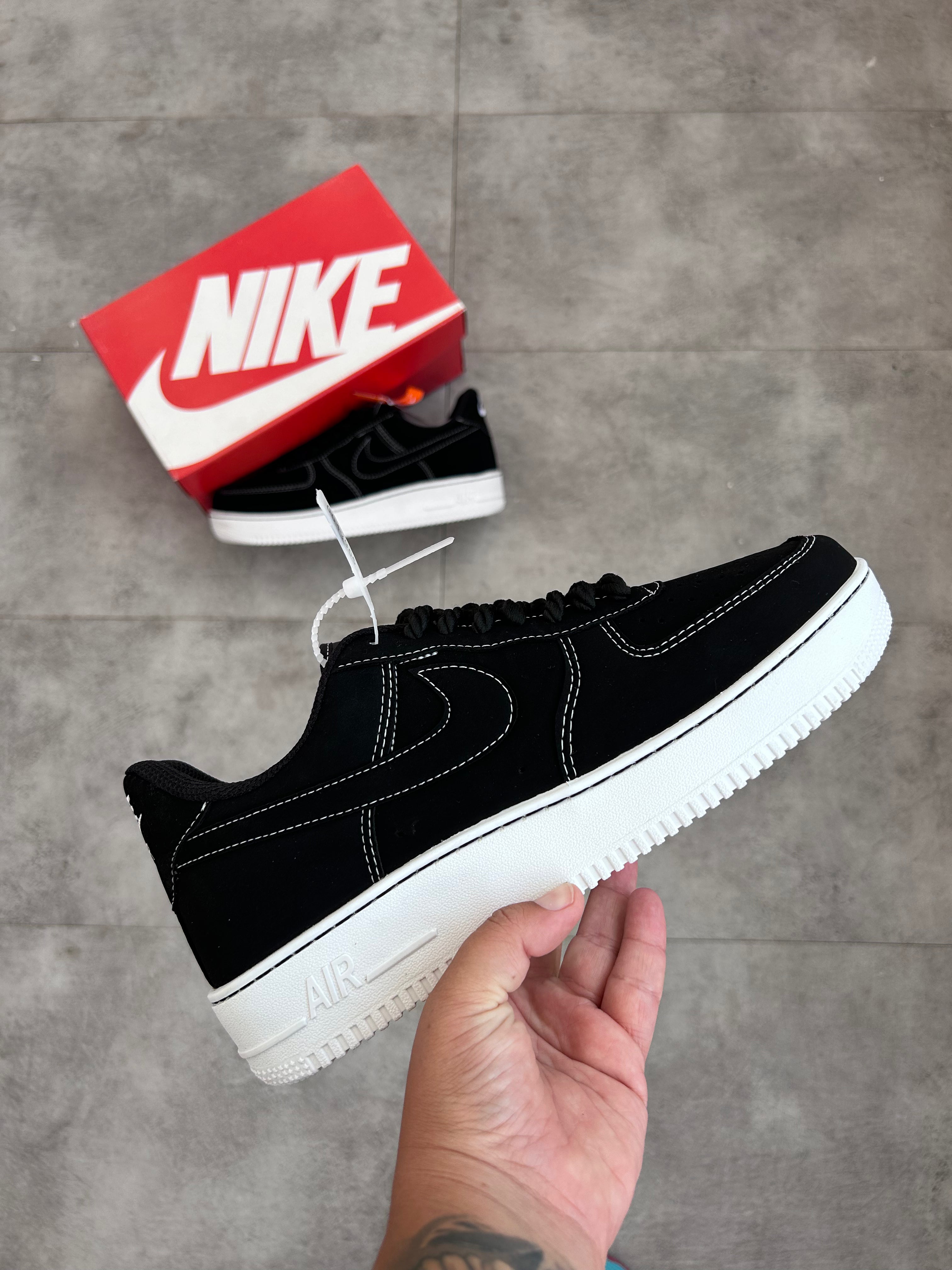 Nike Air Force 1 ’07 LV8 - Suede Black/White