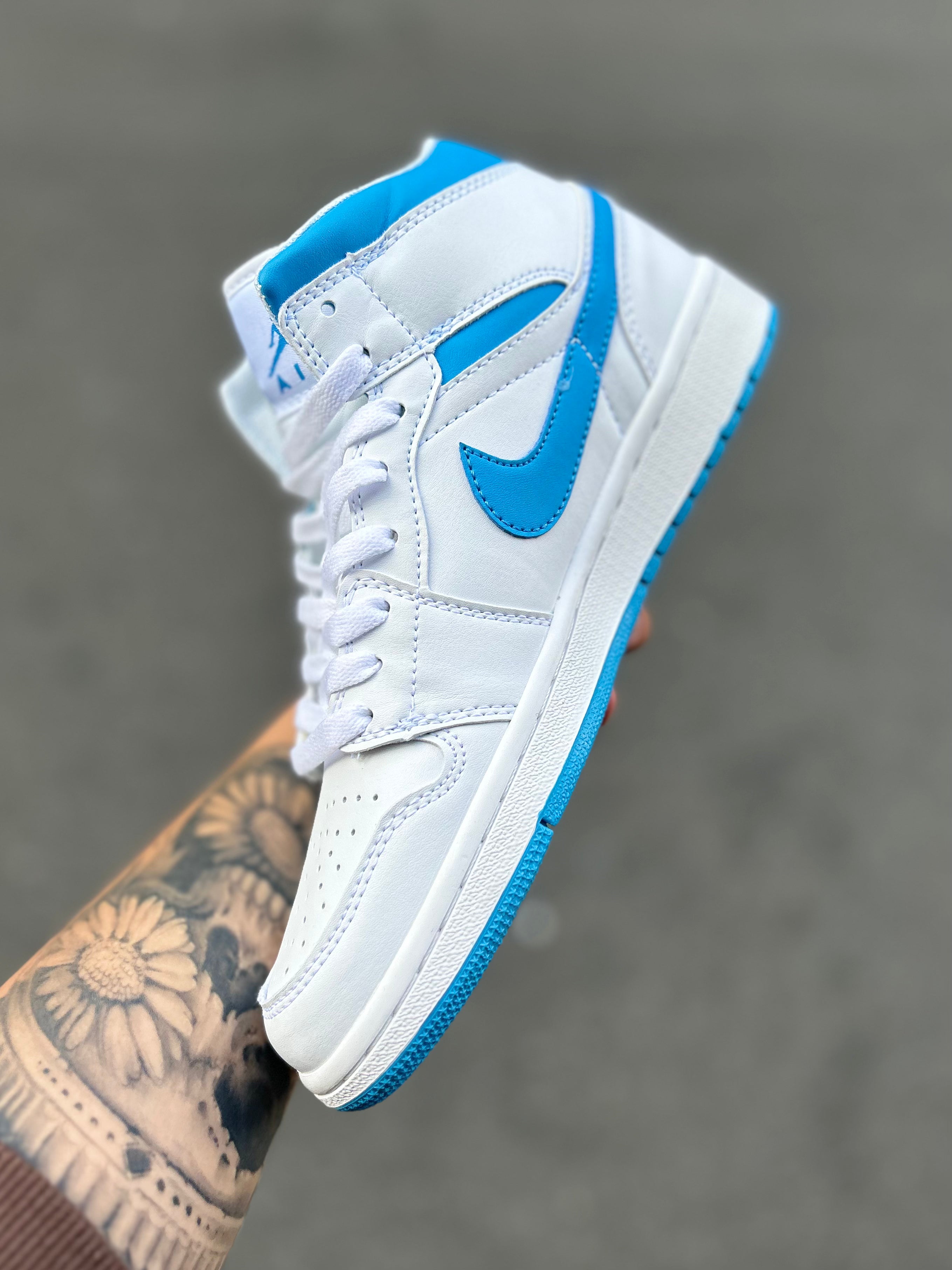 Air Jordan 1 High - White University Blue