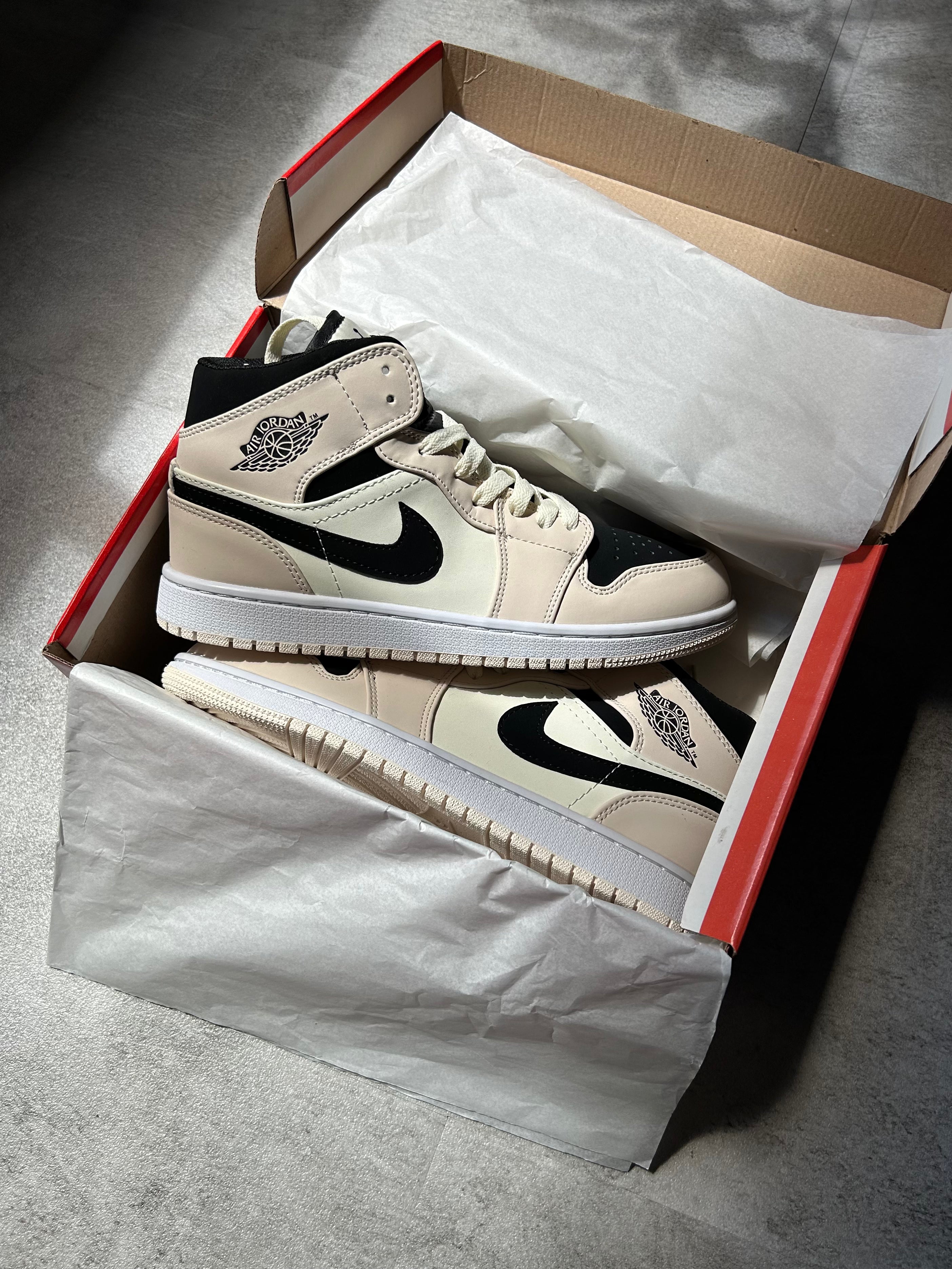 Air Jordan 1 - Mid Light Bone