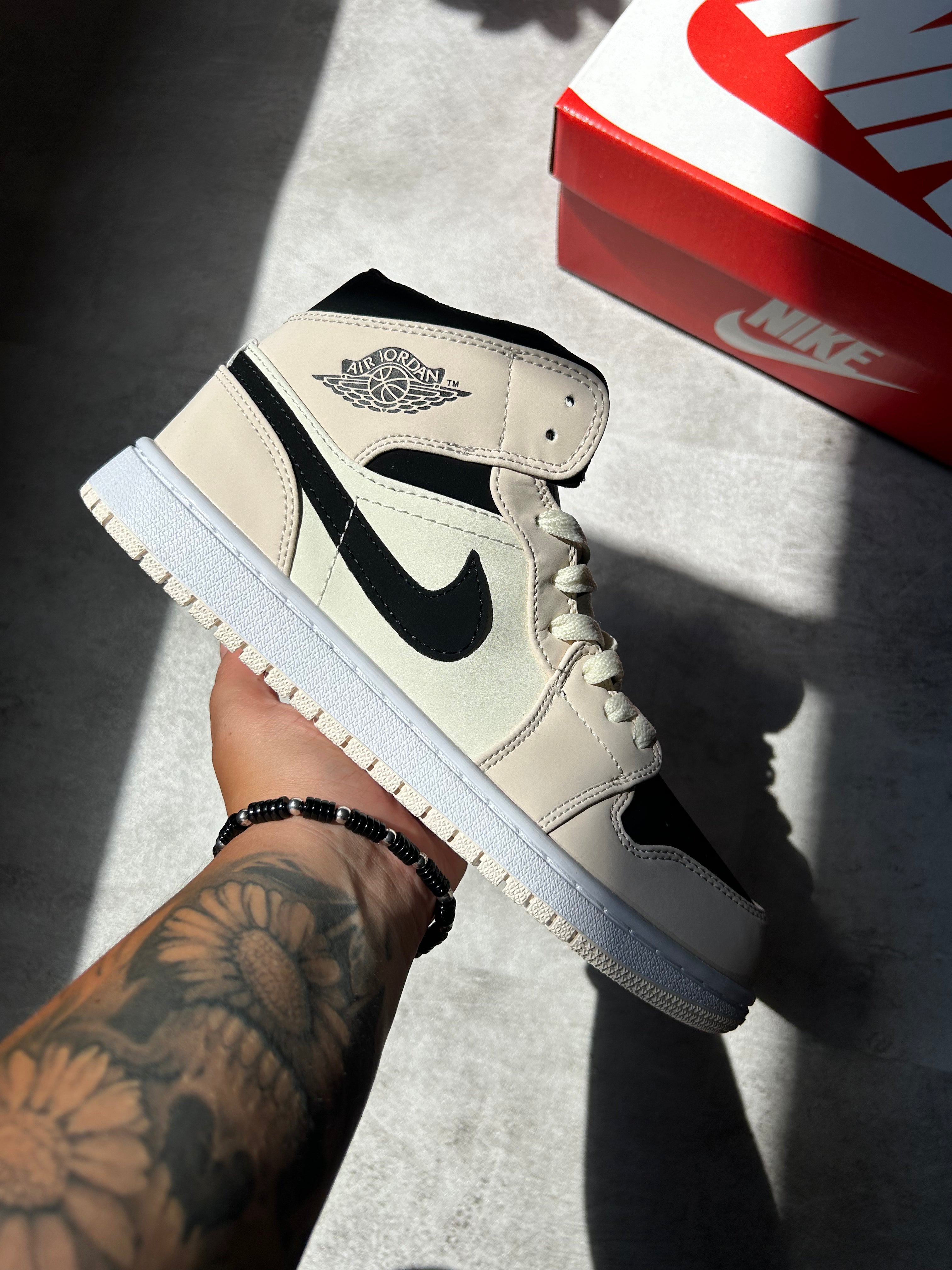 Air Jordan 1 - Mid Light Bone