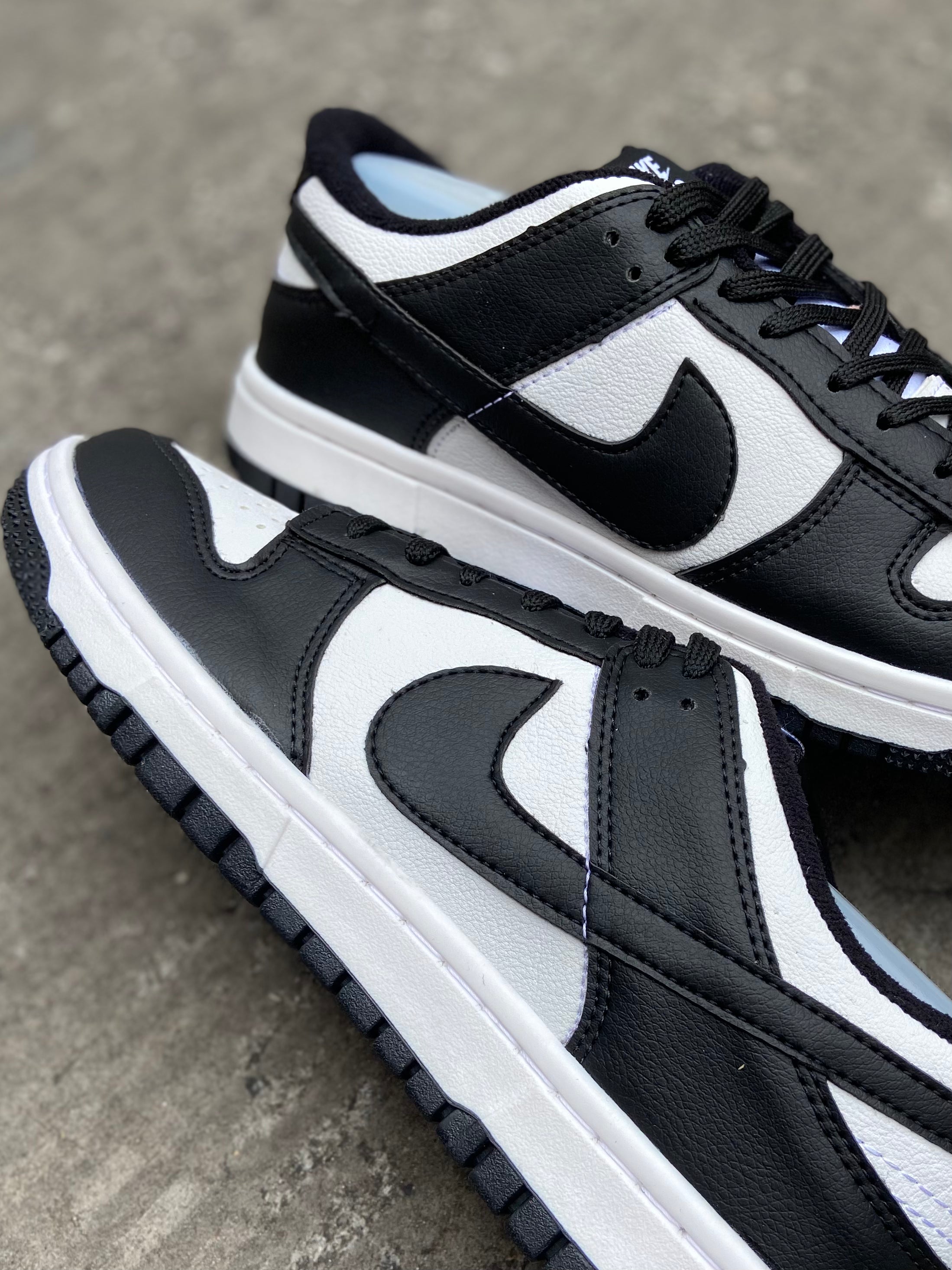 Nike SB Dunk Low - Black White ( Panda )