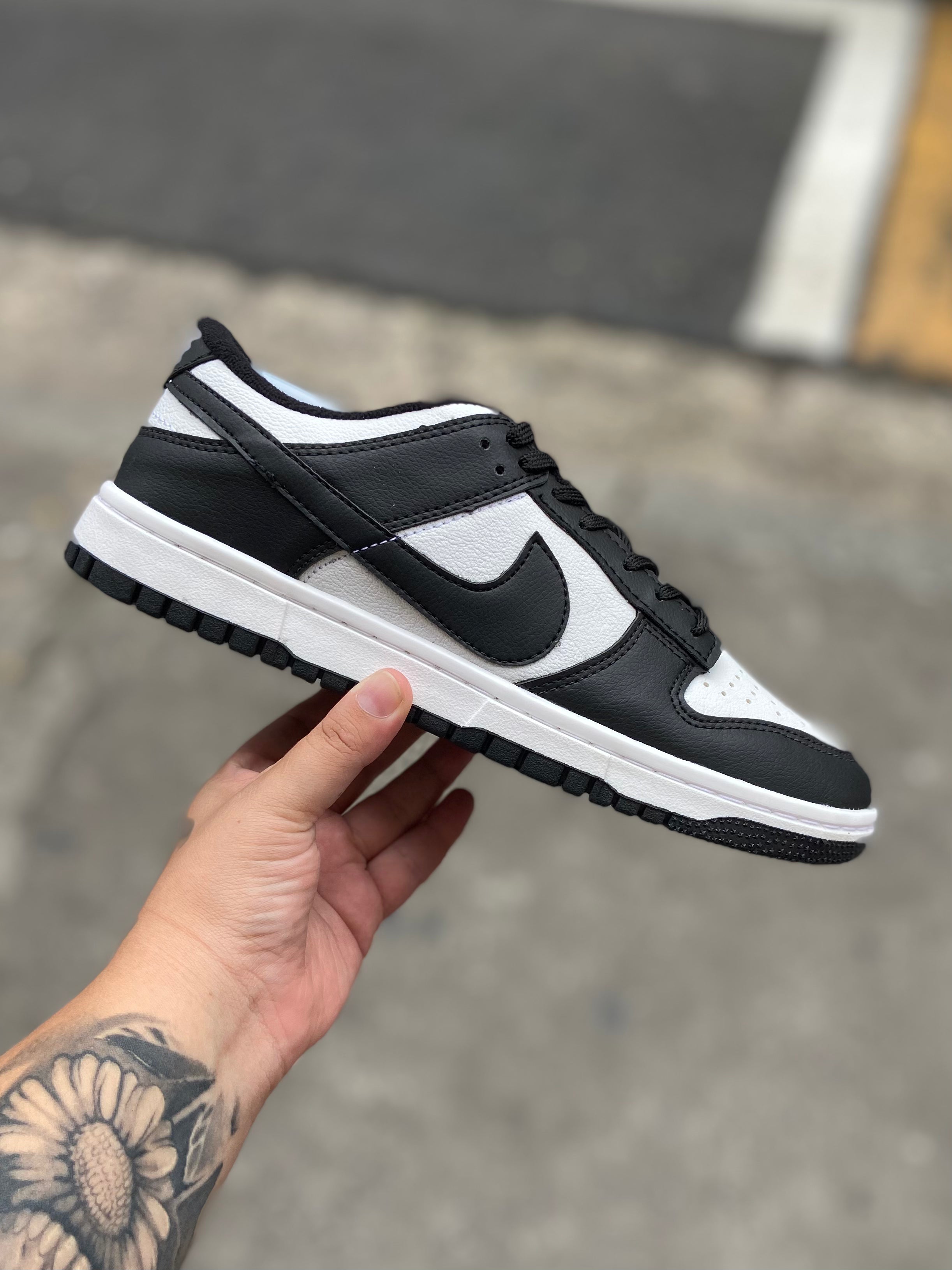 Nike SB Dunk Low - Black White ( Panda )