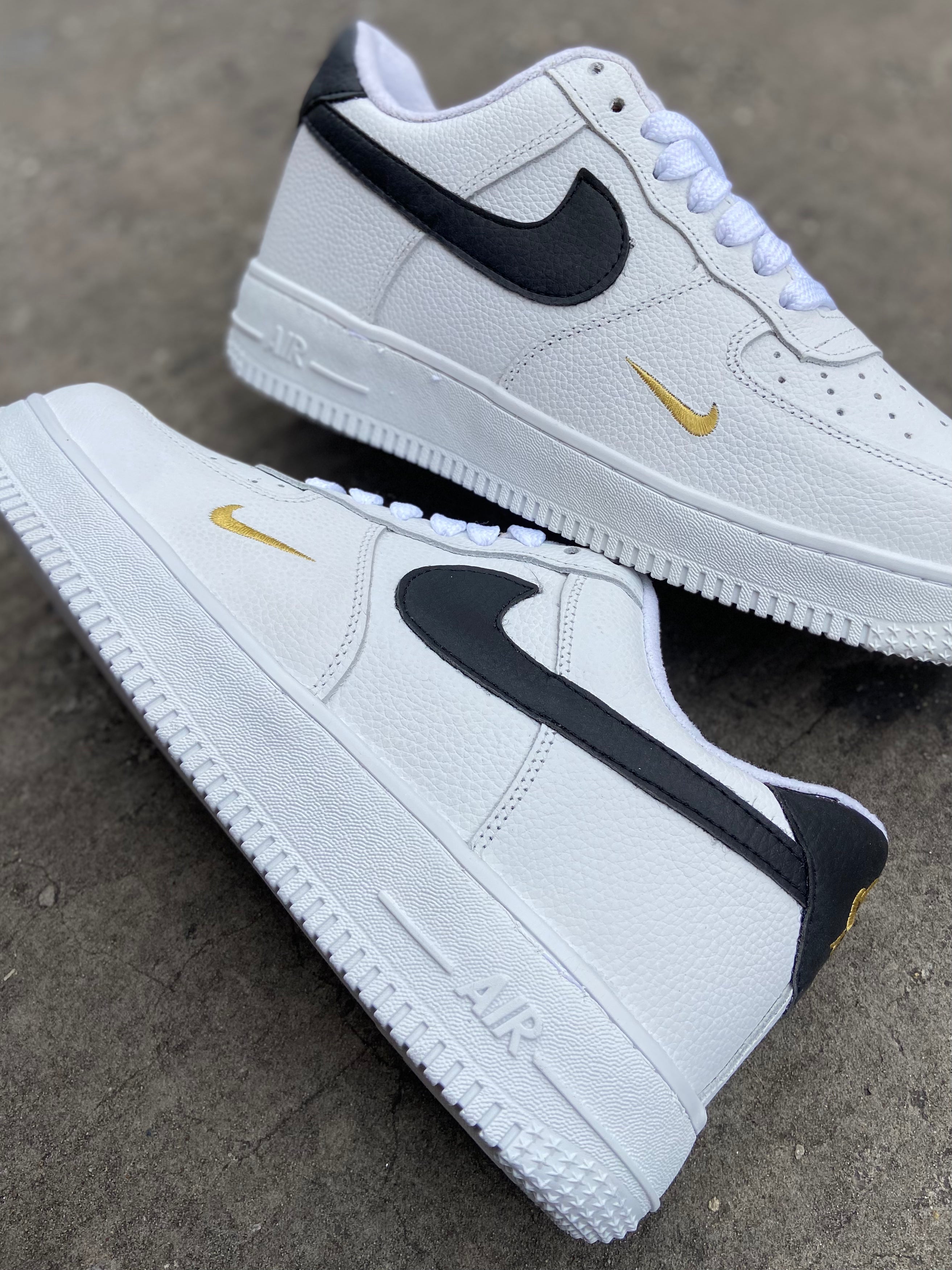Nike Air Force 1 ’07 - White/Black Mini Swoosh Gold