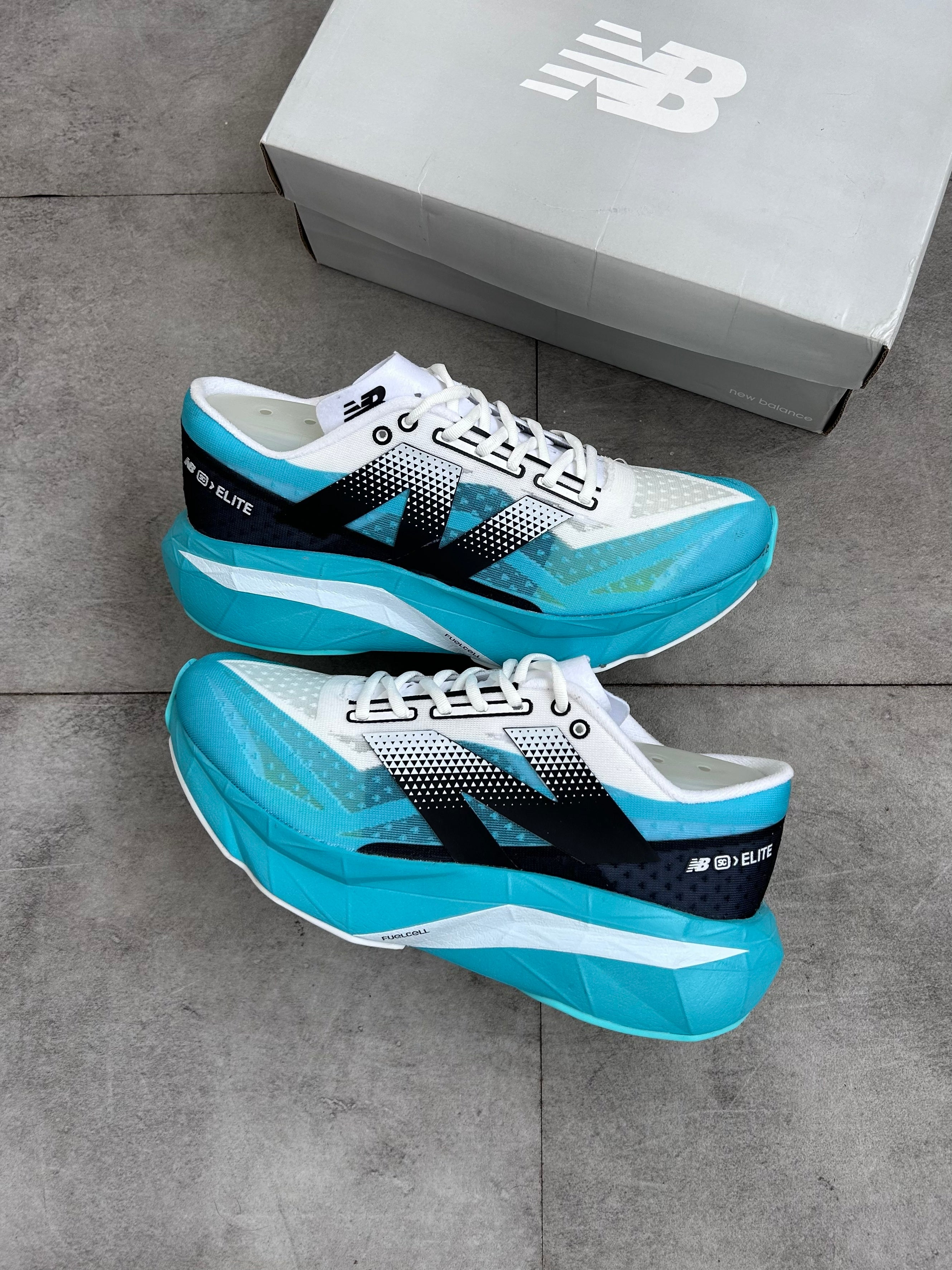 New Balance FuelCell SuperComp Elite v5 - White/Electric Blue