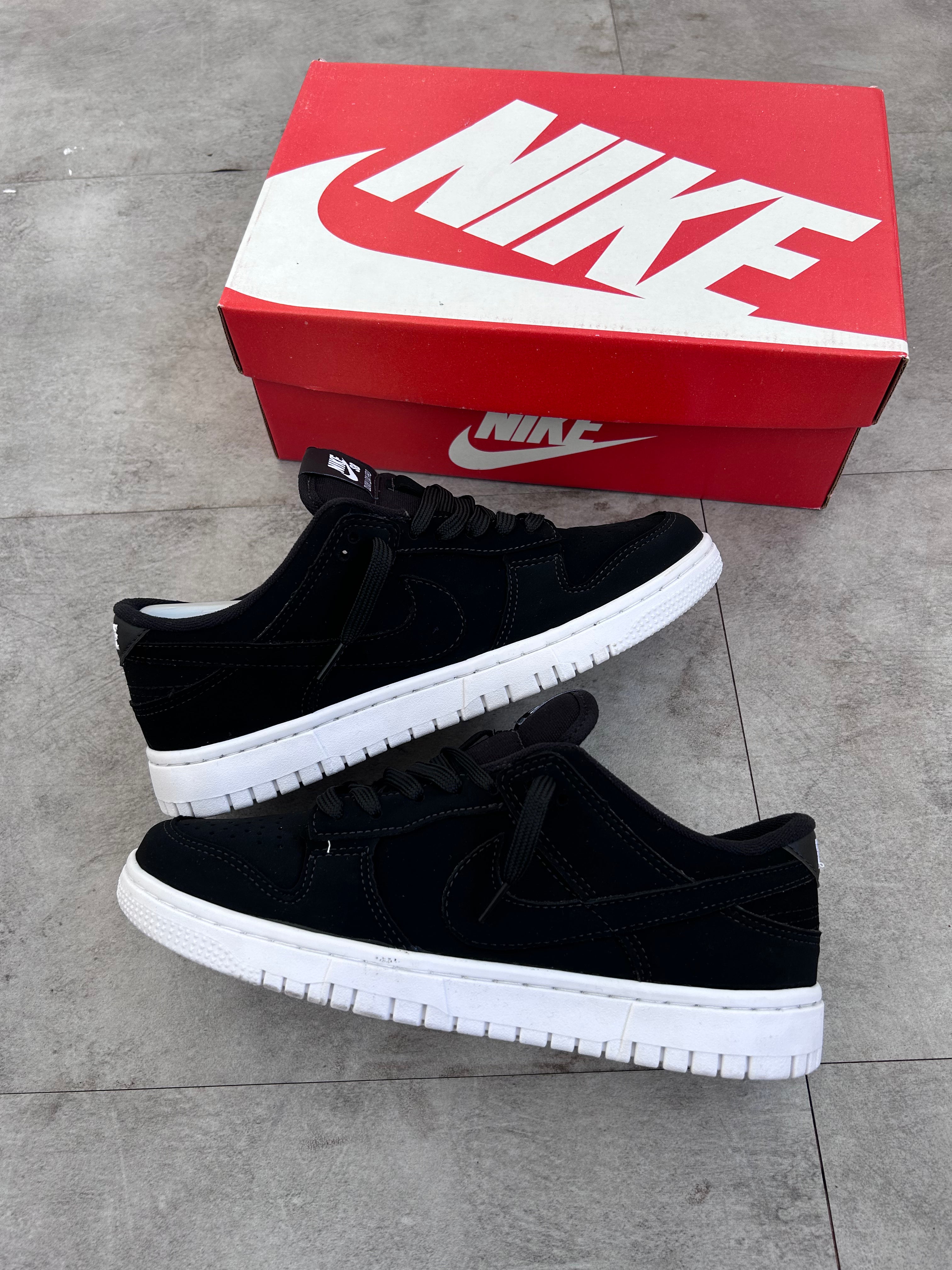 Nike SB Dunk Low Pro - Black