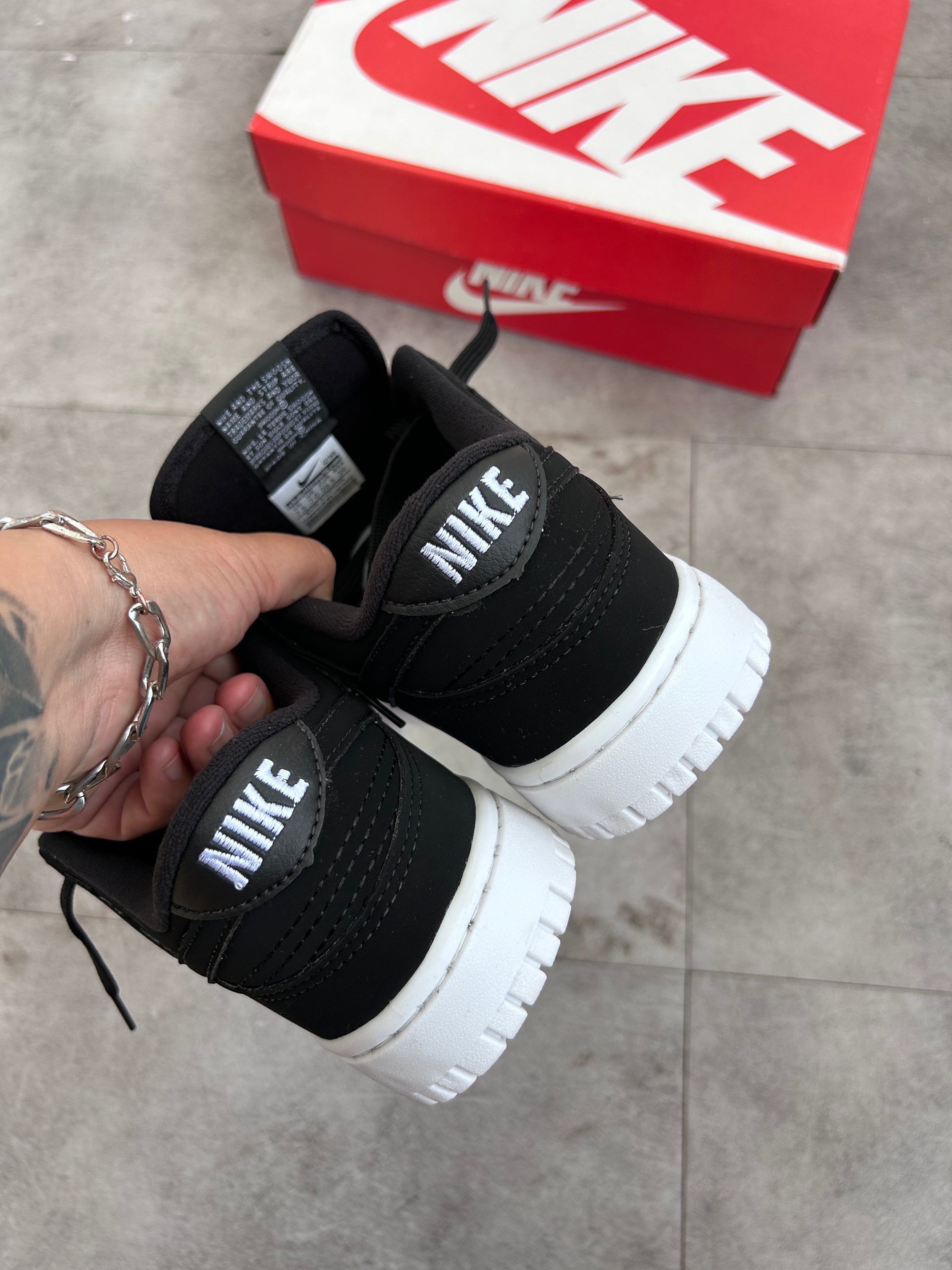 Nike SB Dunk Low Pro - Black