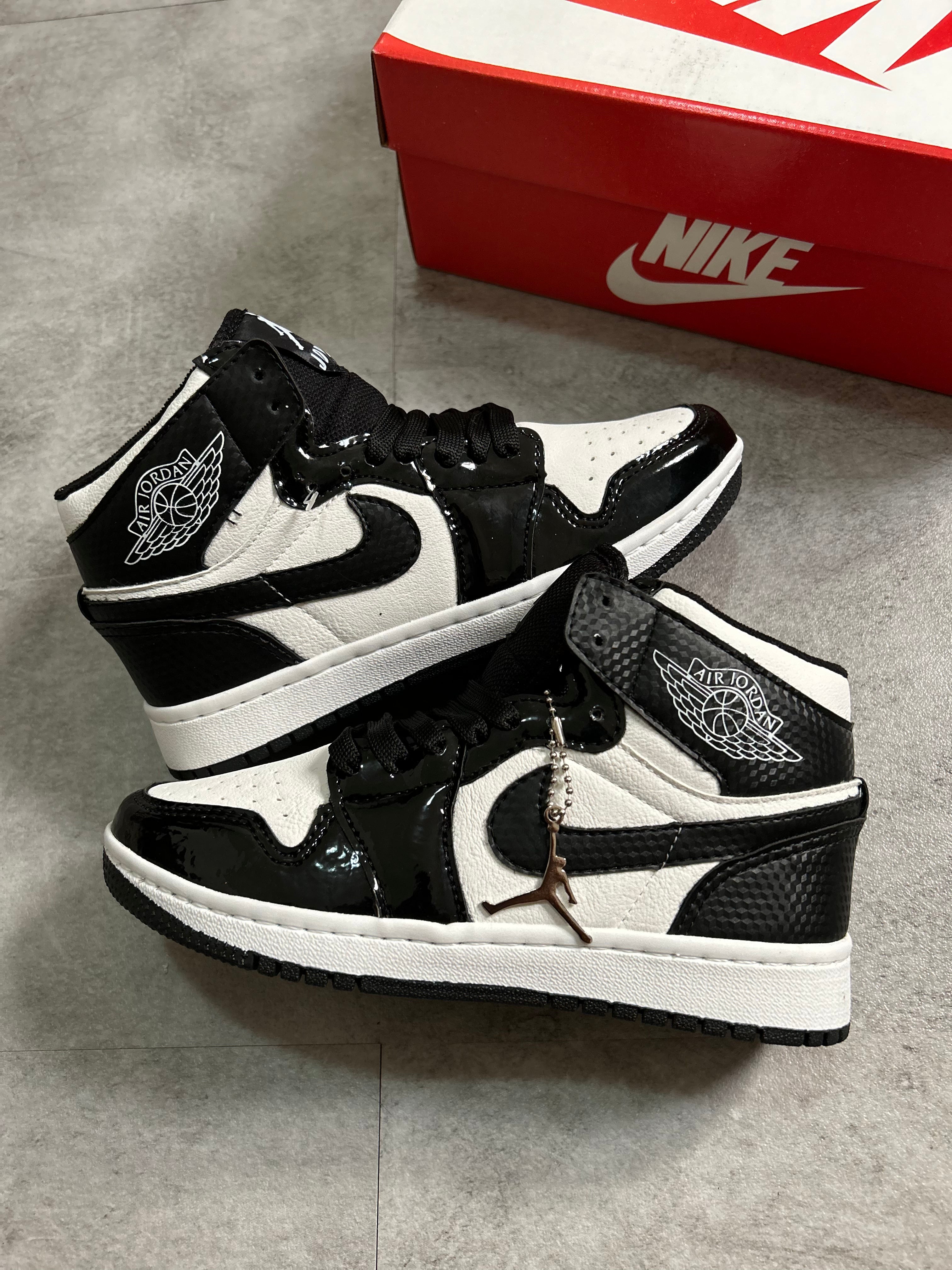 Air Jordan 1 - Mid SE Patent Black/White