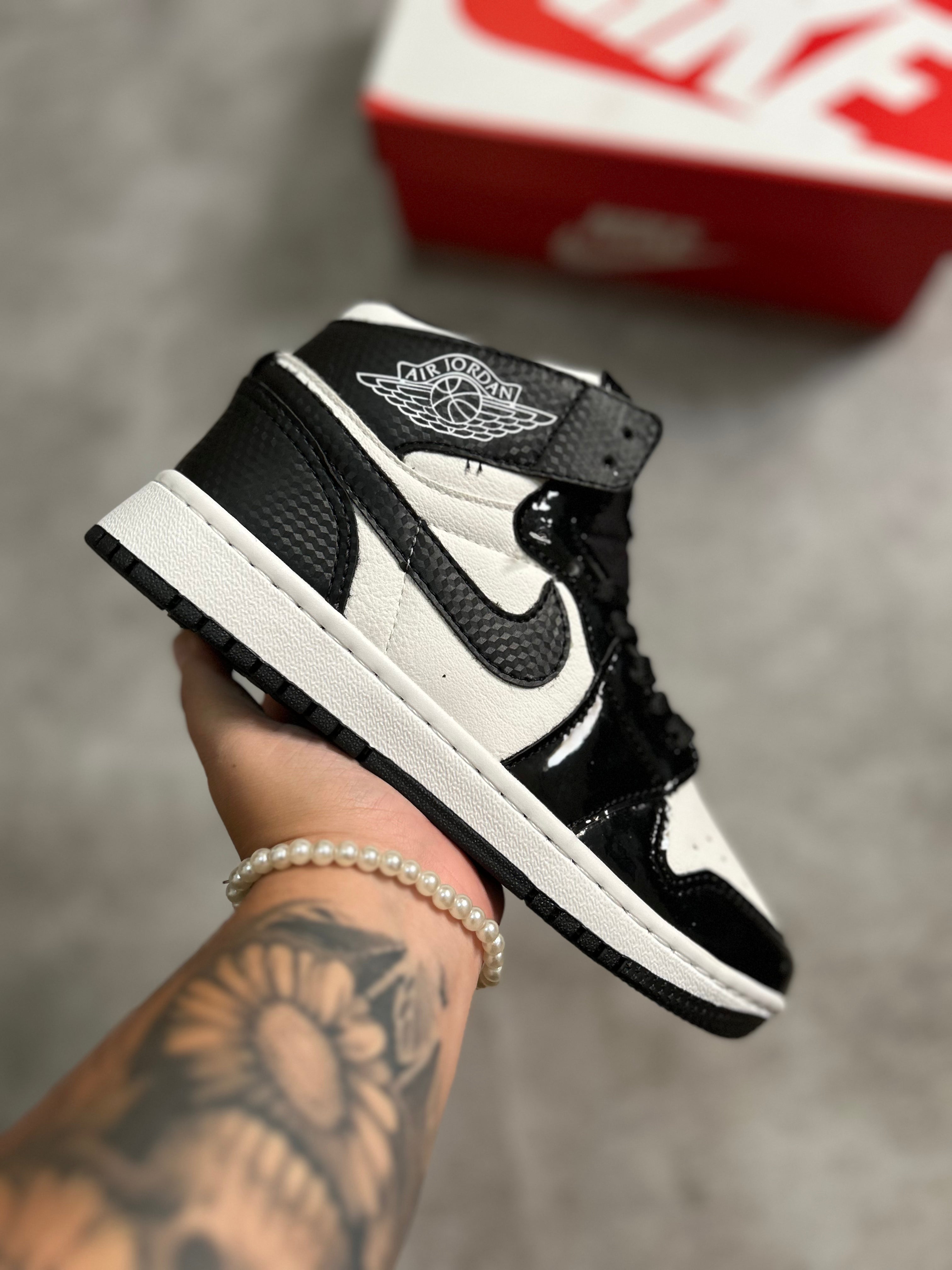 Air Jordan 1 - Mid SE Patent Black/White