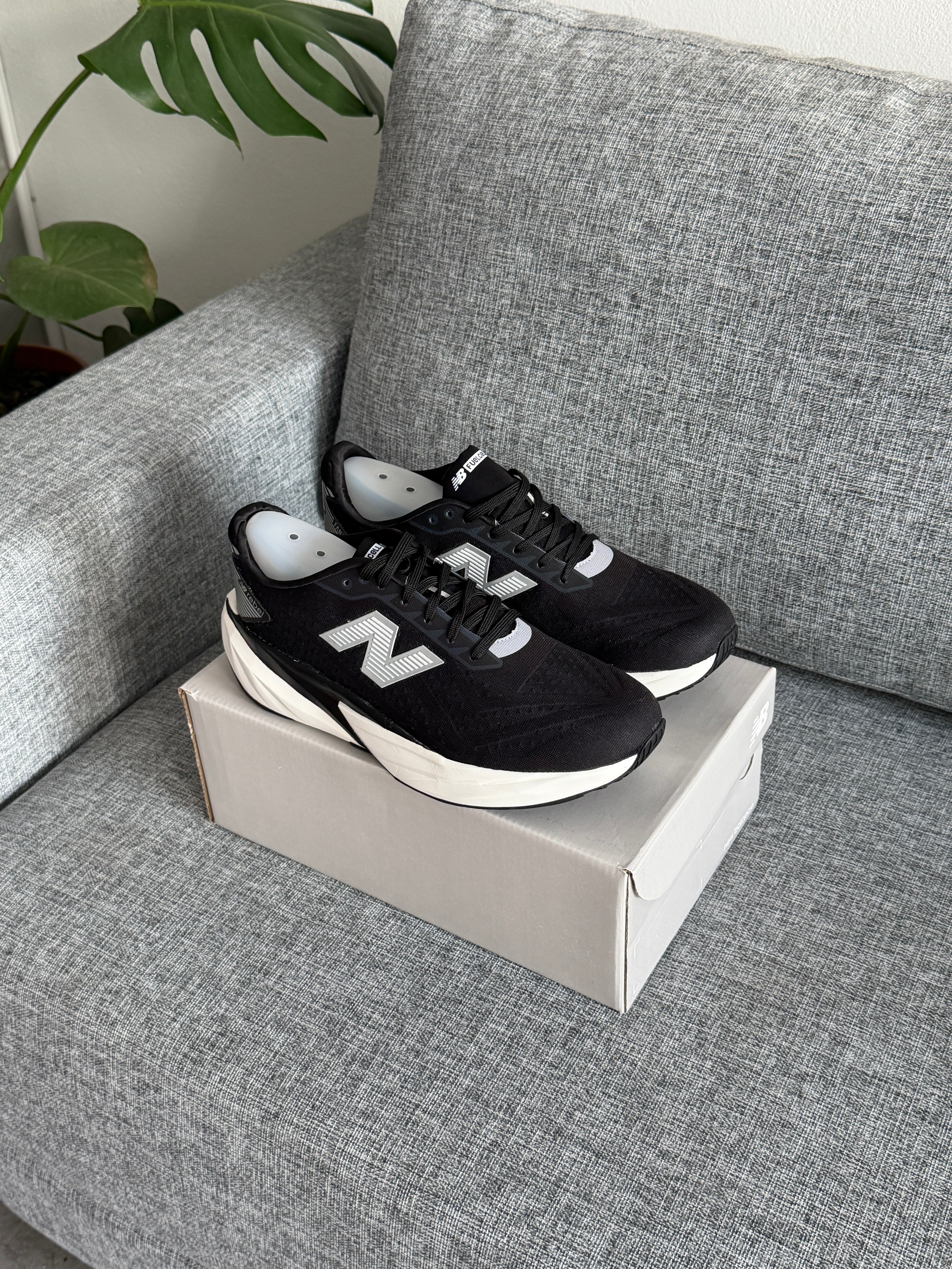 New Balance FuelCell Rebel v5 - Black/White