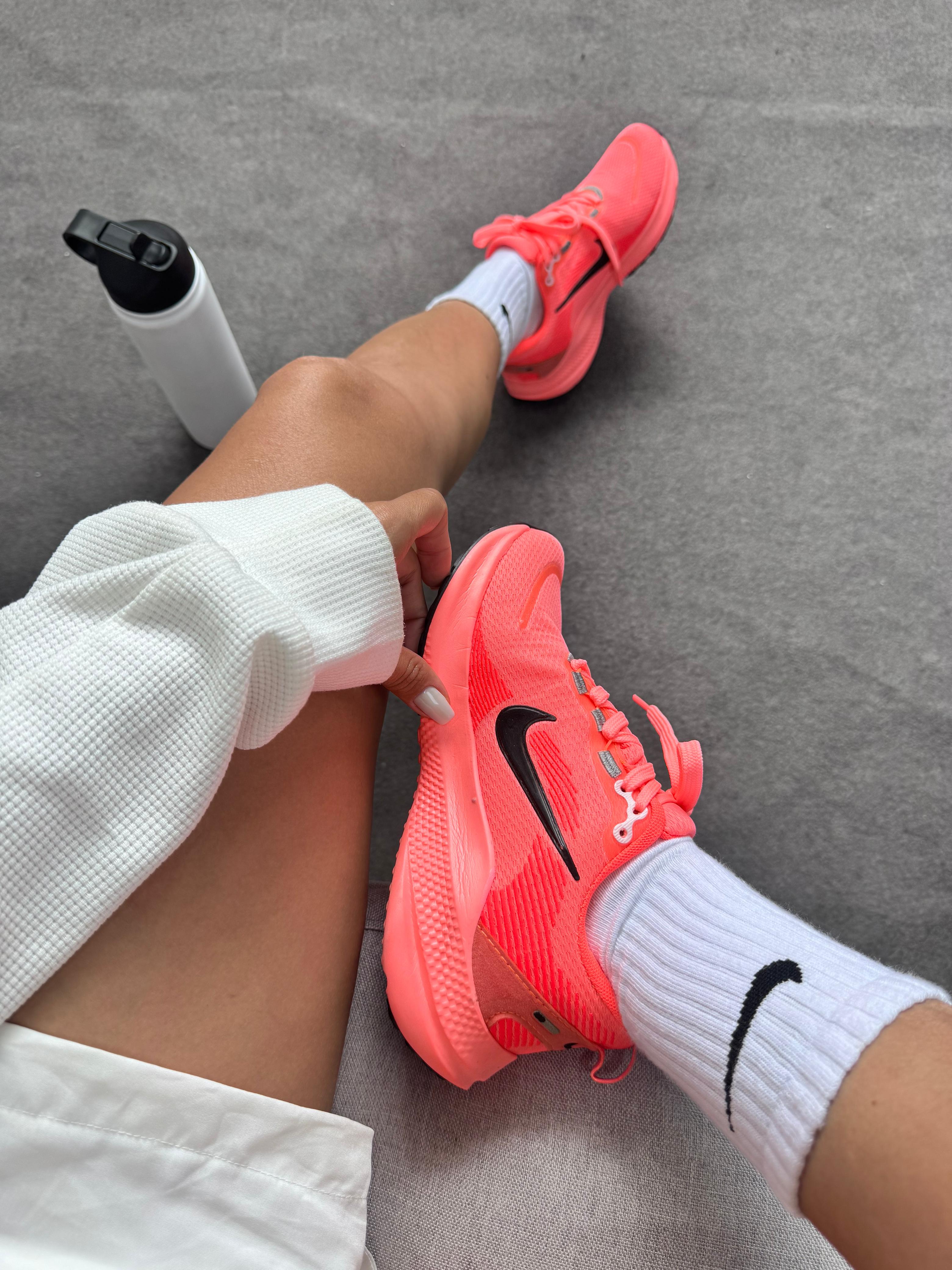 Nike Zoom Vomero 18 Triple Coral
