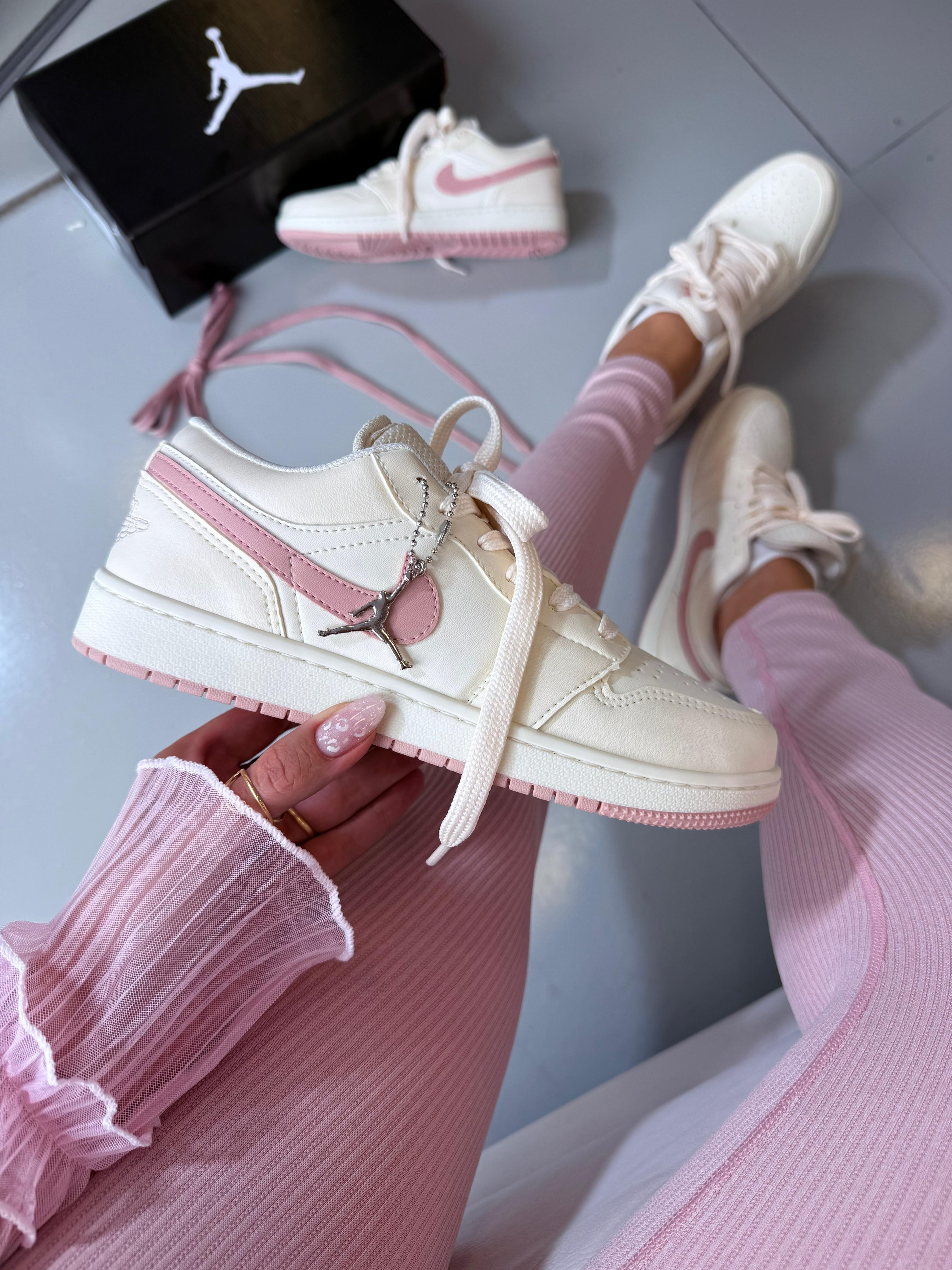 Nike Air Jordan 1 Low OG Trophy Room Away Branco Rosê