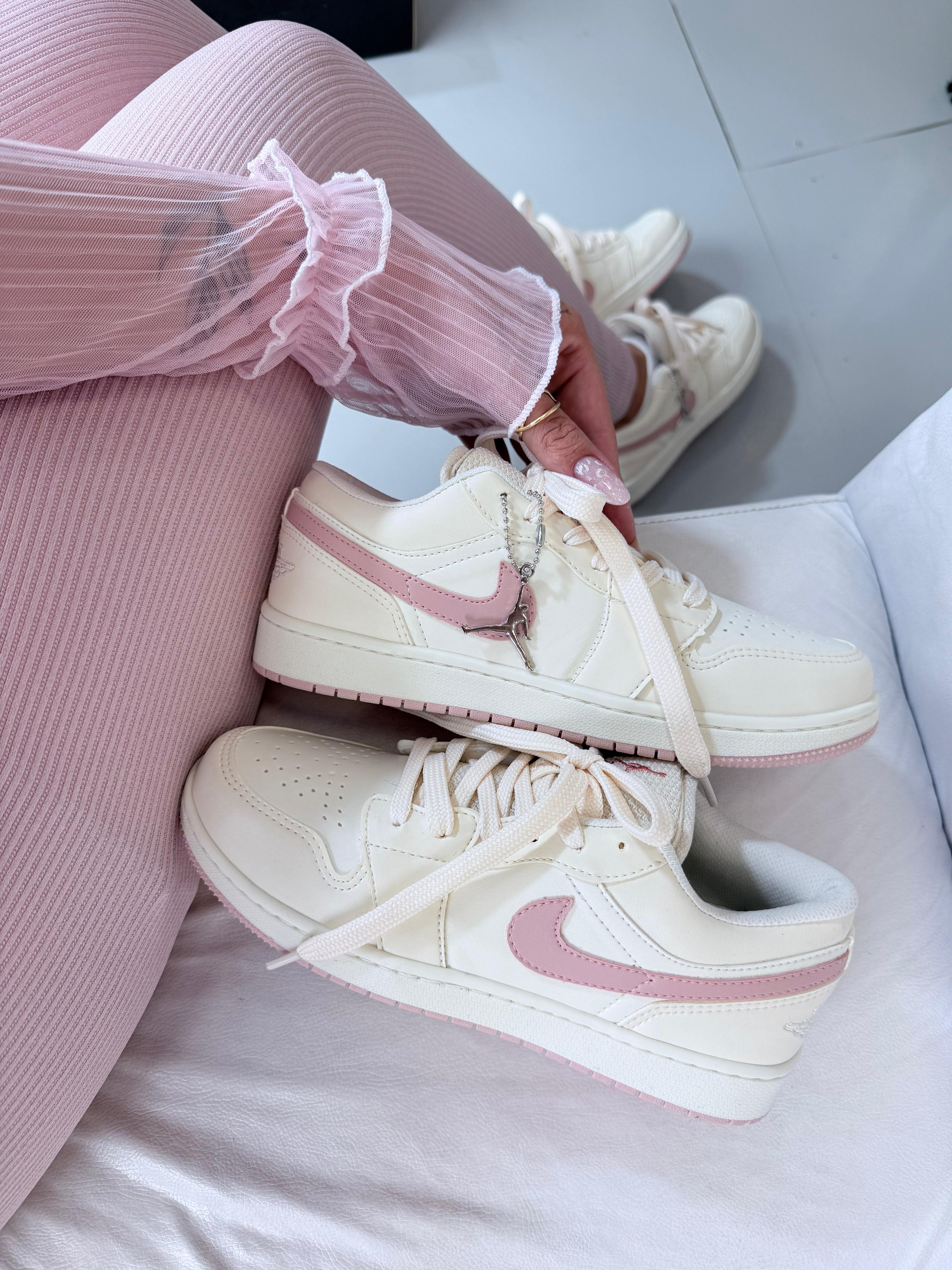 Nike Air Jordan 1 Low OG Trophy Room Away Branco Rosê