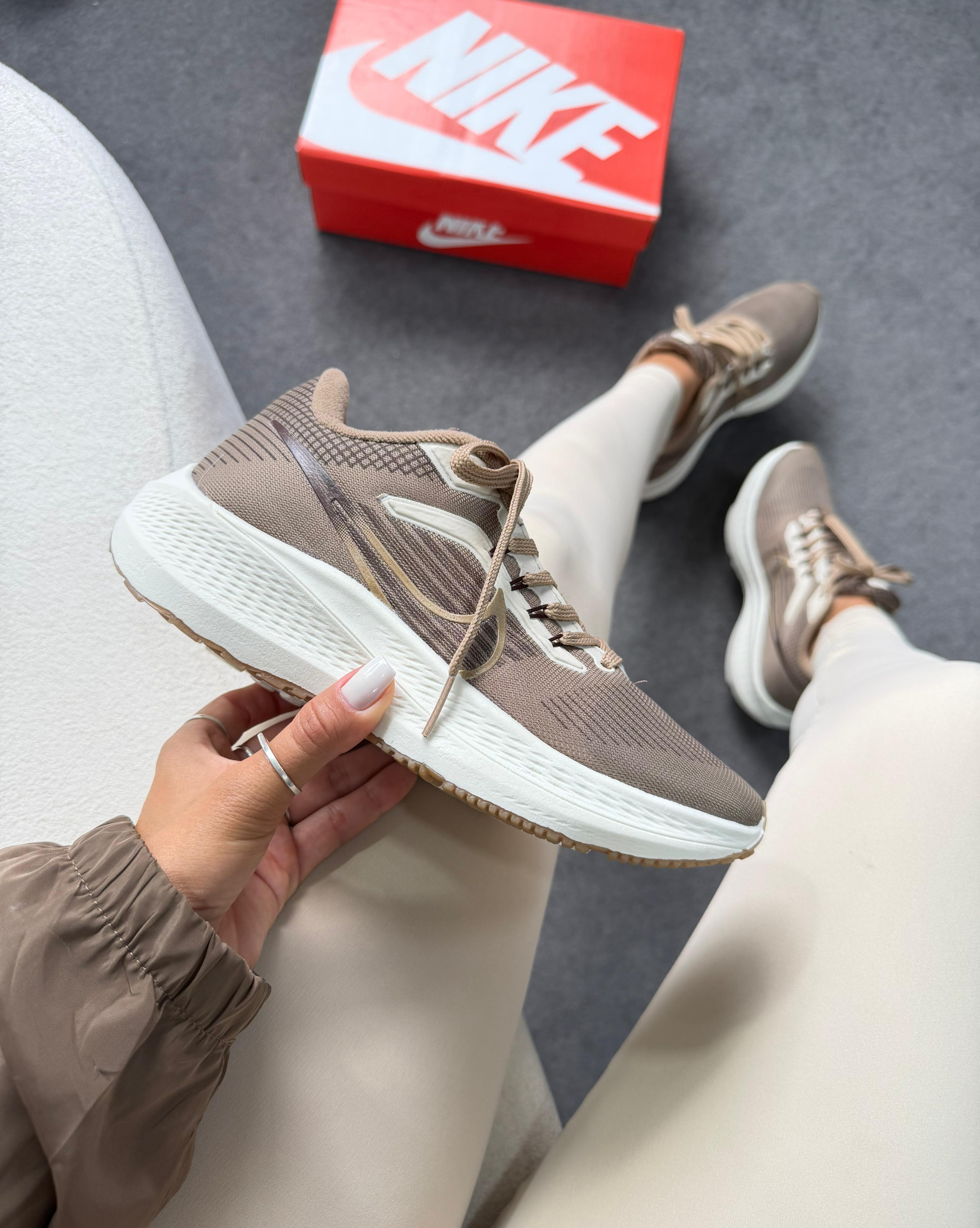 Nike Zoom Court Running Capucino