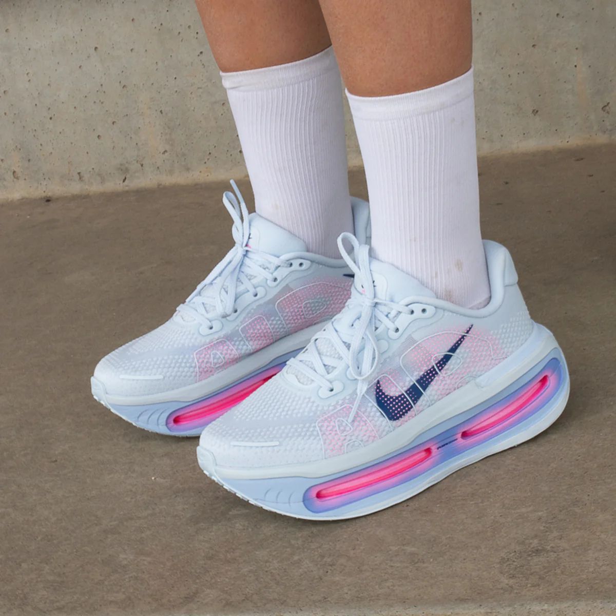 Nike Zoom Vomero 18 Branco Azul Rosa