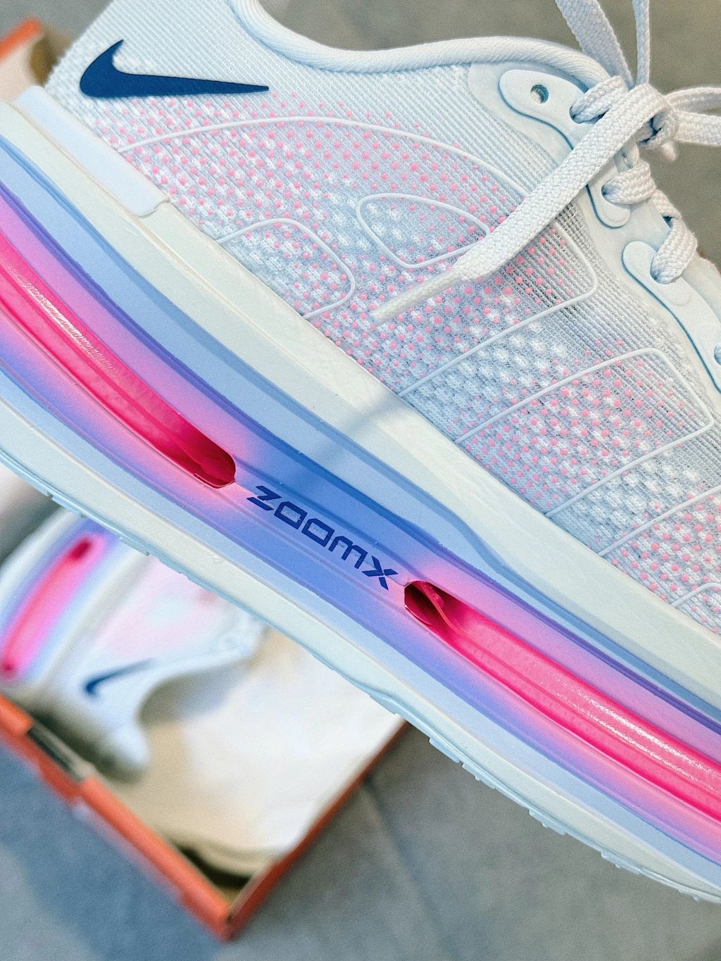 Nike Zoom Vomero 18 Branco Azul Rosa