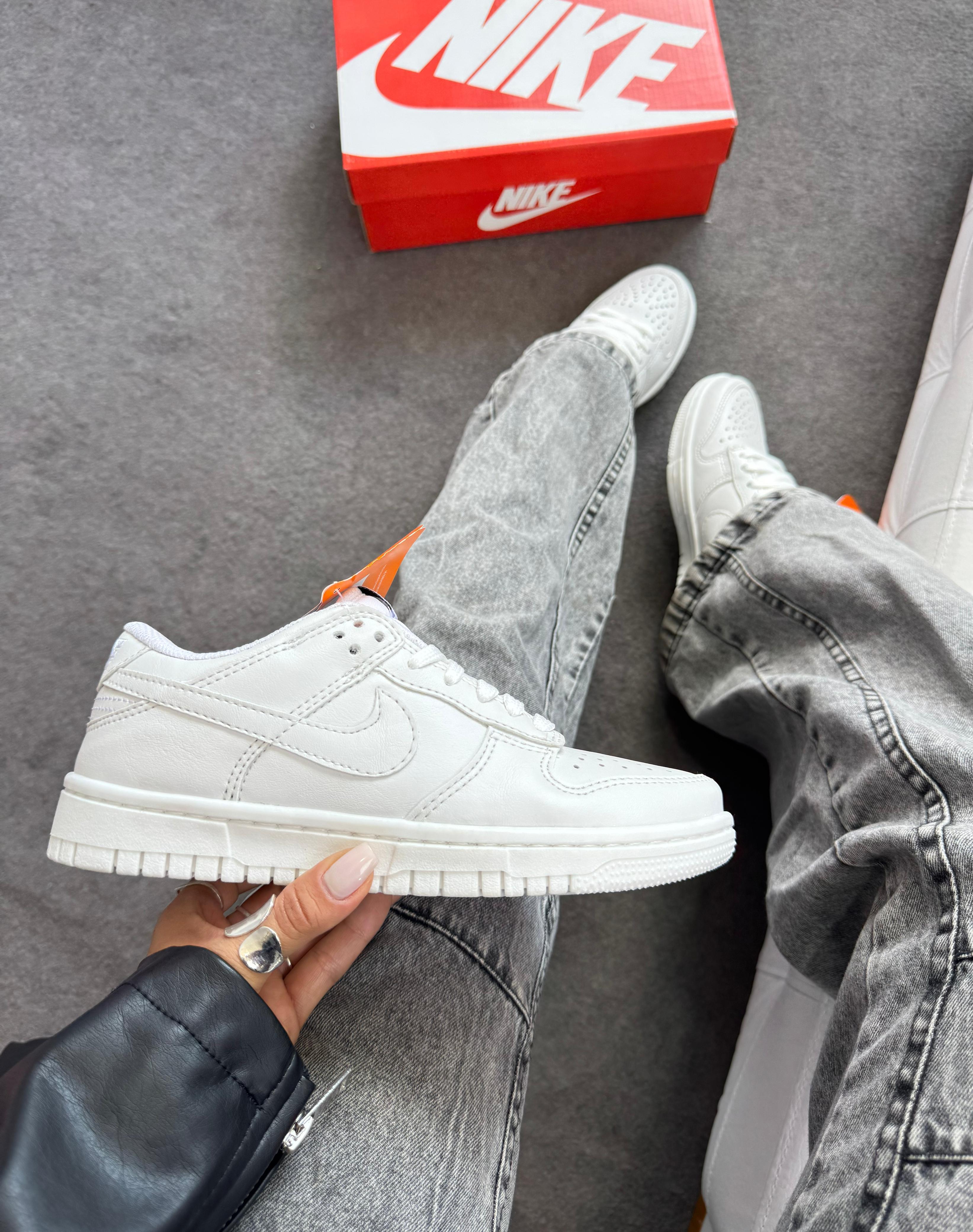 Nike SB Dunk Low Triple Branco