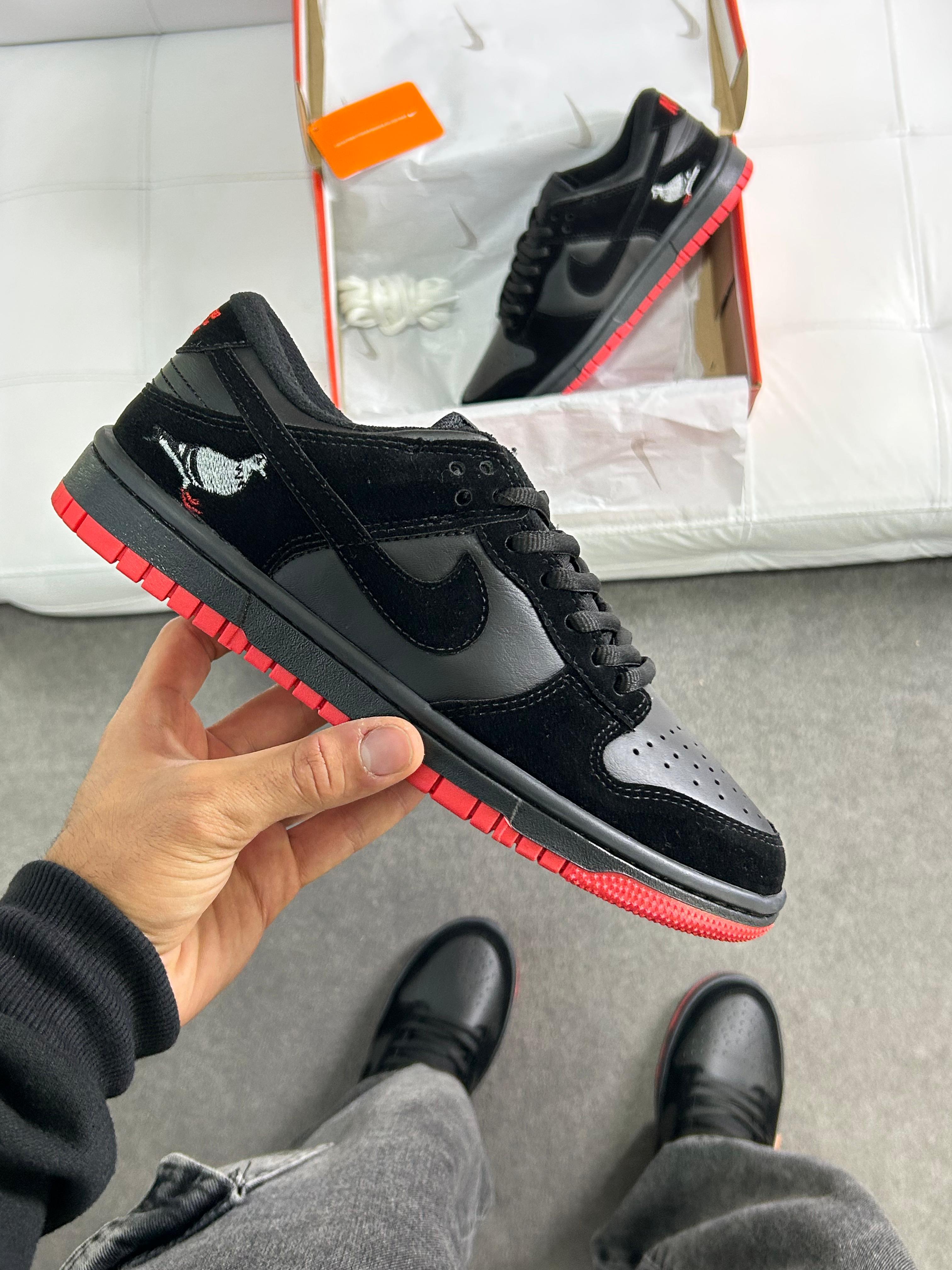 Nike SB Dunk Low Black Pigeon Preto Vermelho