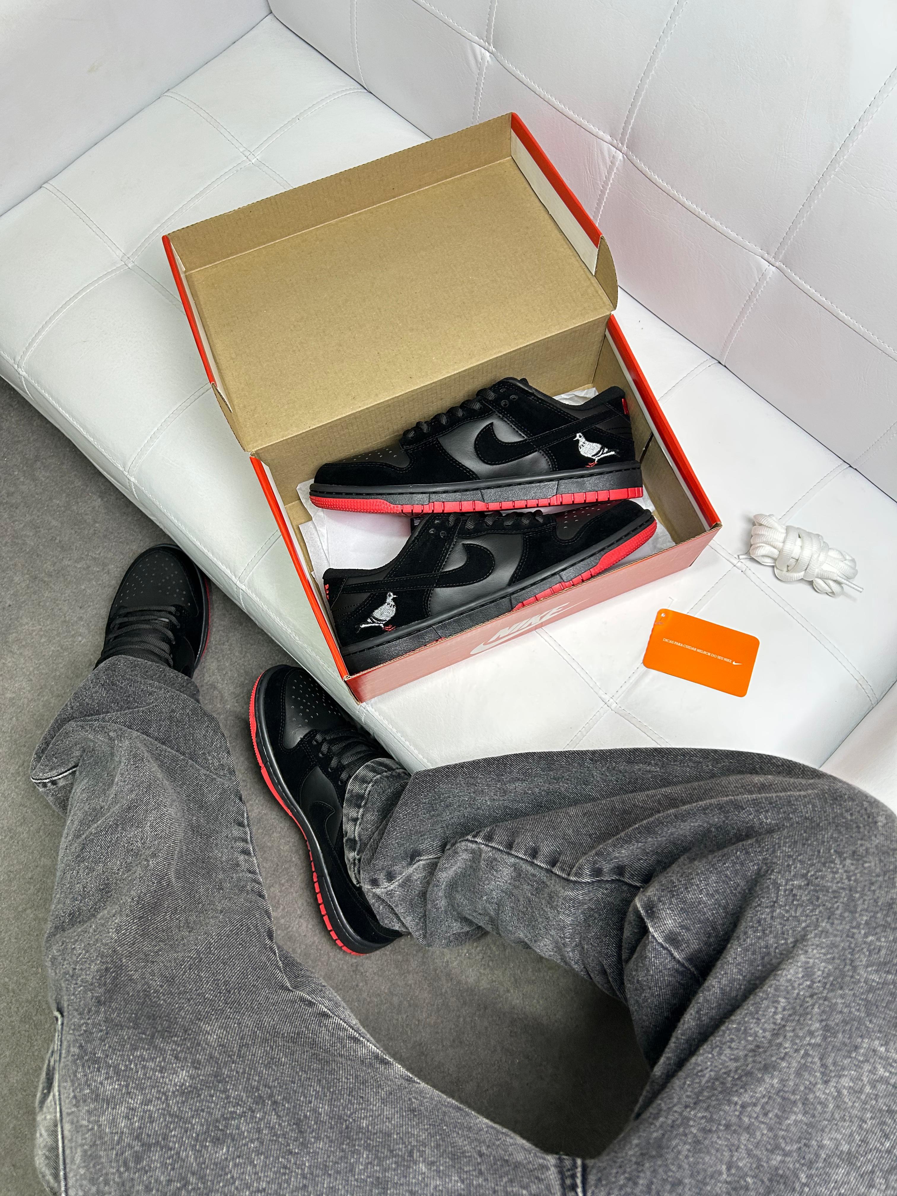 Nike SB Dunk Low Black Pigeon Preto Vermelho