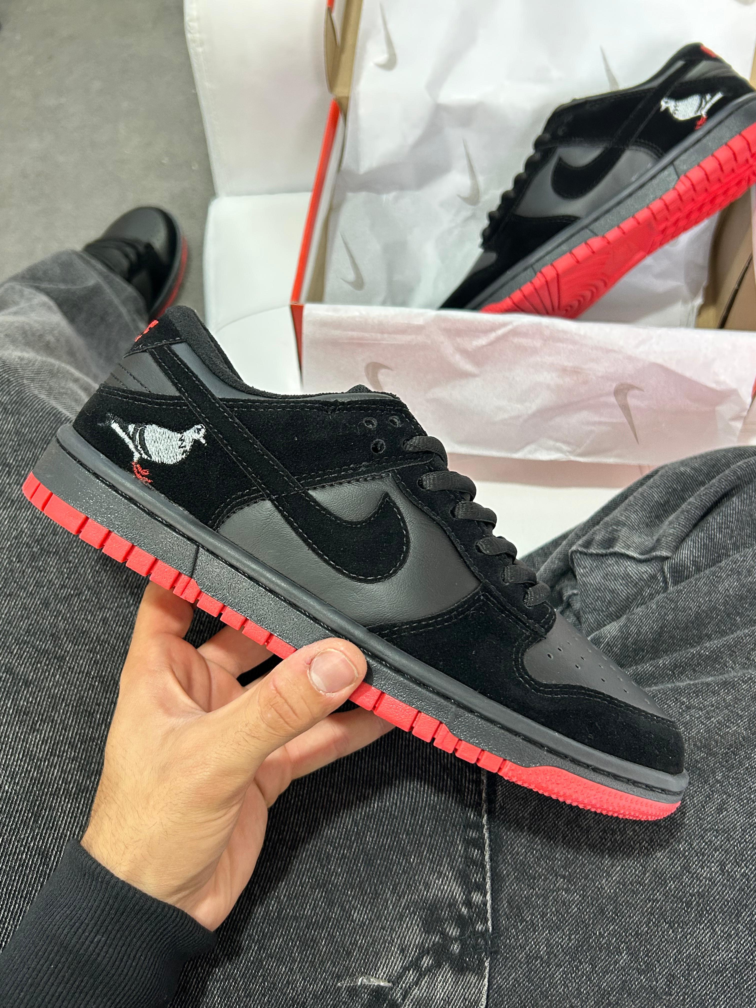 Nike SB Dunk Low Black Pigeon Preto Vermelho
