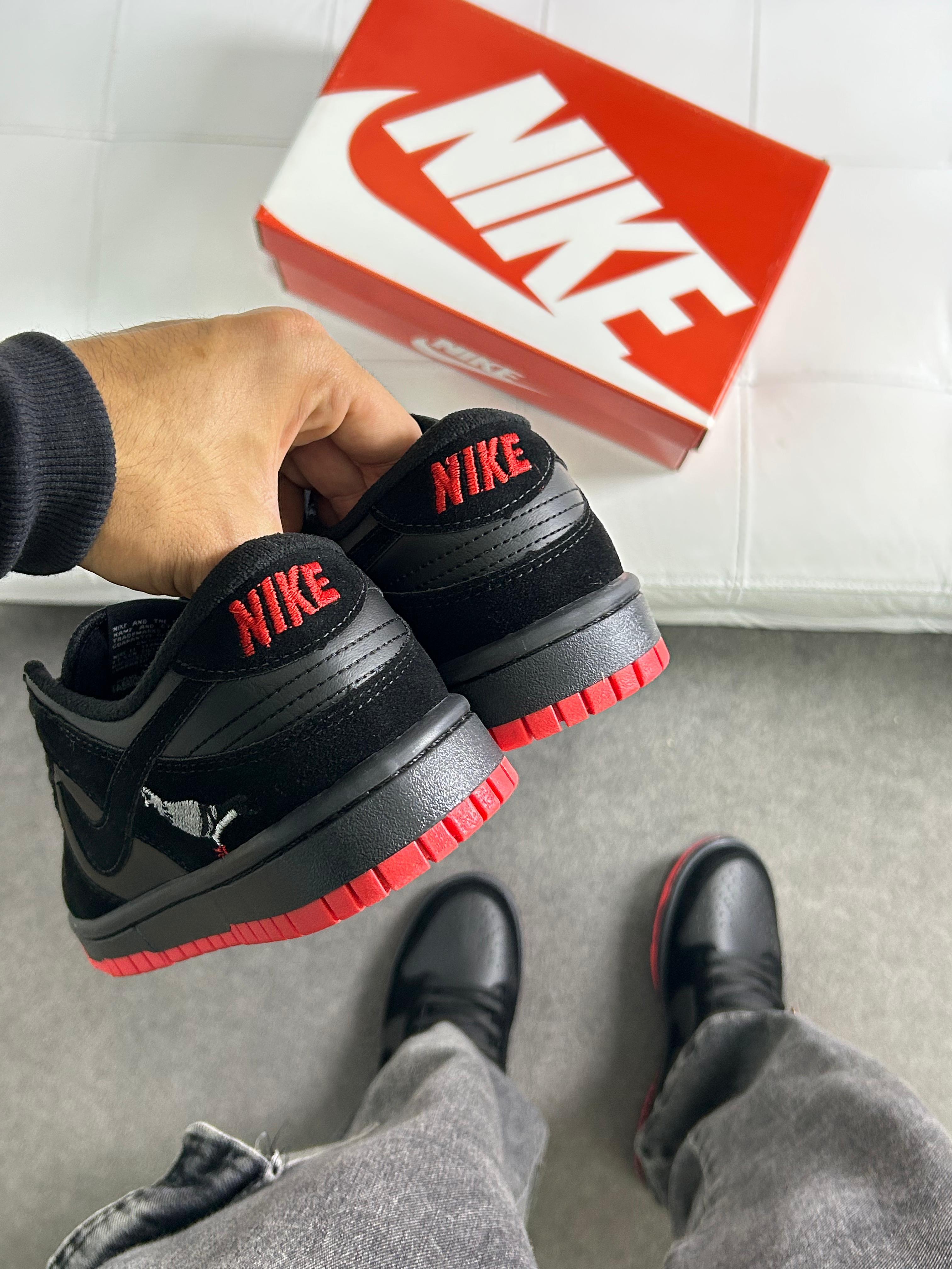 Nike SB Dunk Low Black Pigeon Preto Vermelho